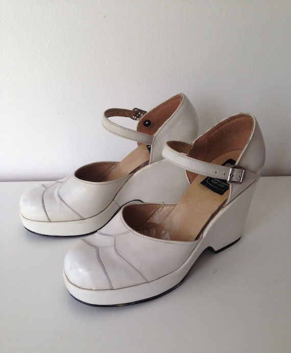 Gorgeous pair of white platforms // 70s Wedge Shoe