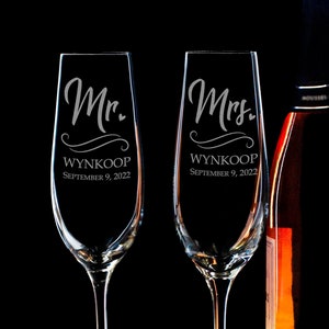 Personalized Mr and Mrs Wedding Flutes Champagne Toasting Glasses Couple Gift Champagne Flutes Engagement Gift Groom Bride Toasting Glasses 2 glasses+carton box