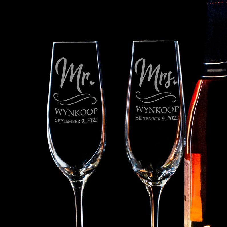 Personalized Mr and Mrs Wedding Flutes Champagne Toasting Glasses Couple Gift Champagne Flutes Engagement Gift Groom Bride Toasting Glasses 2 glasses+carton box