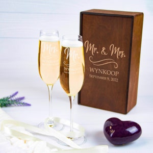 Personalized Mr and Mrs Wedding Flutes Champagne Toasting Glasses Couple Gift Champagne Flutes Engagement Gift Groom Bride Toasting Glasses 2 glasses+wood box