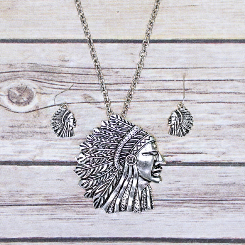 New Tipi head dress silvertone necklace /& earring set