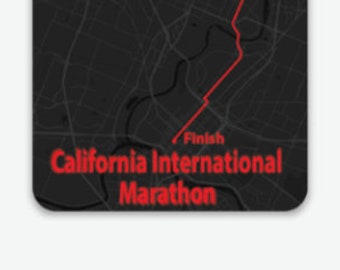 Puede incluir: Una línea roja en un mapa blanco y negro muestra la ruta del Maratón Internacional de California. La palabra "Finish" está escrita en el mapa.
