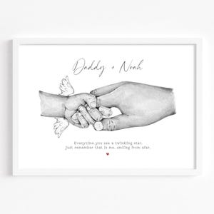 Pode incluir: Uma impressão emoldurada em preto e branco com a mão de um pai segurando a mão de uma criança. A impressão inclui os nomes "Daddy + Noah" e o texto "Everytime you see a twinkling star, just remember that is me, smiling from afar."
