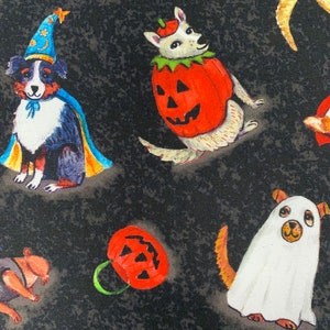 Pode incluir: Um tecido preto com tema de Halloween com vários cães vestidos com fantasias. Os cães estão vestidos de fantasma, abóbora, mago e bruxa. Também há abóboras e outras decorações de Halloween no tecido.