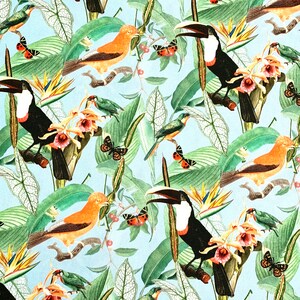 Puede incluir: Un patr&oacute;n tropical colorido con tucanes, colibr&iacute;es, mariposas y orqu&iacute;deas sobre un fondo azul claro.