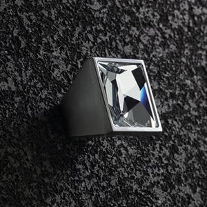 Könnte beinhalten: Ein quadratischer Schrankknopf aus Silber mit einem klaren Kristalleinsatz.