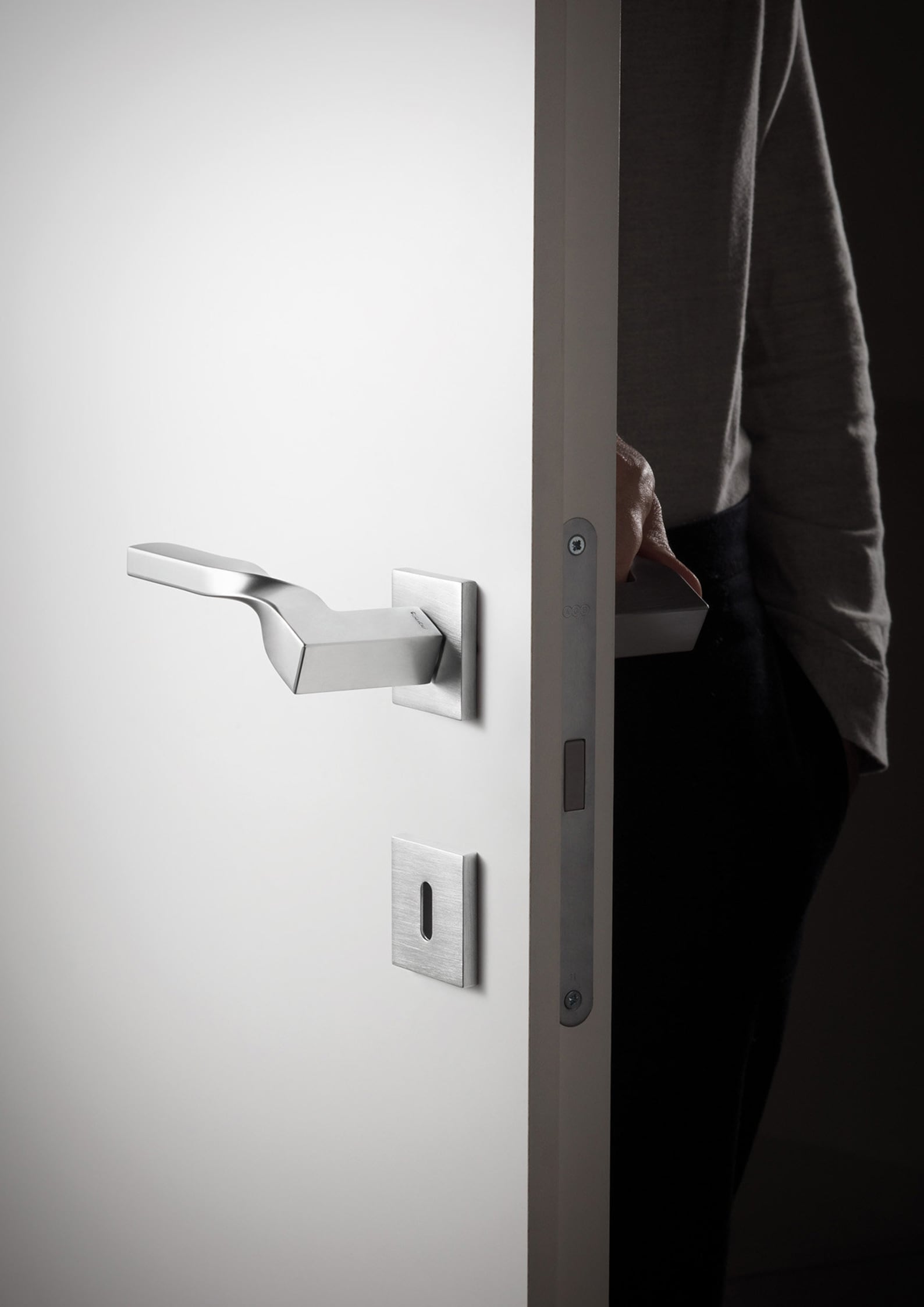 Дверная ручка в виде автомата