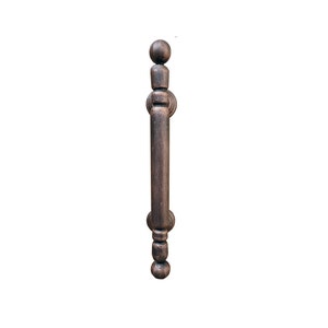 Könnte beinhalten: Ein dunkelbrauner Türgriff aus Metall mit abgerundeter Ober- und Unterseite. Der Griff hat ein dekoratives Design mit einer Reihe kleiner Kugeln und Ringe.