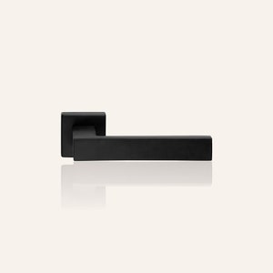 Könnte beinhalten: Ein mattschwarzer Türgriff mit quadratischer Basis und rechteckigem Hebel. Der Griff ist aus Metall gefertigt und hat ein minimalistisches Design. Der Türgriff wird vor einem weißen Hintergrund gezeigt.
