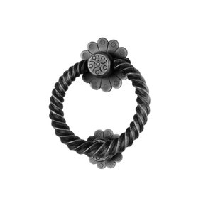 Puede incluir: Un llamador de puerta de metal negro con un diseño de cuerda trenzada y dos acentos decorativos en forma de flor.