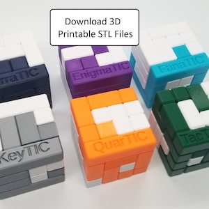 Op de afbeelding: Zes 3D-geprinte puzzelblokken in verschillende kleuren, waaronder blauw, paars, oranje, grijs, groen en turquoise. Elke blok heeft een ander ontwerp en het woord "TIC" maakt deel uit van de naam op elk blok. De namen zijn Erratic, EnigmaTIC, FanaTIC, KeyTIC, QuarTIC en TacTICian. De tekst "Download 3D Printable STL Files" staat in een wit vak boven de blokken.