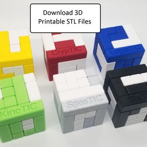 Puede incluir: Seis rompecabezas impresos en 3D, cada uno con un color diferente y una palabra en la parte inferior. Los colores son amarillo, rojo, azul, verde, gris y negro. Las palabras son Kinetic, Cryptic, Logistic, Static, Spastic y Kinetic.