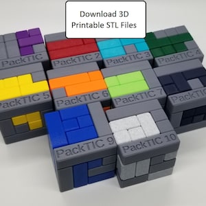 Puede incluir: Diez cubos de rompecabezas impresos en 3D con bloques de diferentes colores y el texto "PackTIC" seguido de un número del 1 al 10. Los cubos están dispuestos en forma escalonada sobre una superficie blanca. Descarga archivos STL imprimibles en 3D.