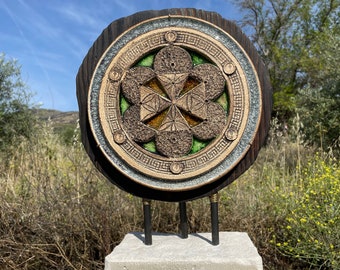 Escultura en cerámica, madera y hierro. Tema simbólico, celta. La flor de la vida. Medidas 33cm ancho x 17cm largo x 50cm alto.