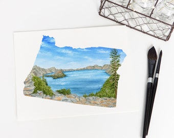 Puede incluir: Una pintura de acuarela del lago Crater en Oregón, pintada dentro del contorno del estado. El lago es de un azul profundo, rodeado de árboles verdes y acantilados rocosos. El cielo es de un azul claro con nubes blancas.