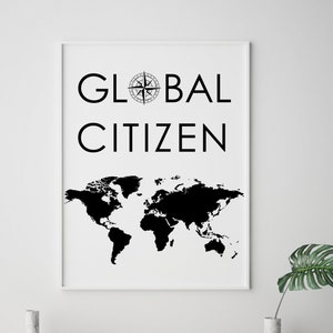 Op de afbeelding: Zwart-witte print met de tekst "GLOBAL CITIZEN" en een kompas symbool boven het woord "GLOBAL". Een zwarte silhouet van de wereldkaart bevindt zich onder de tekst.