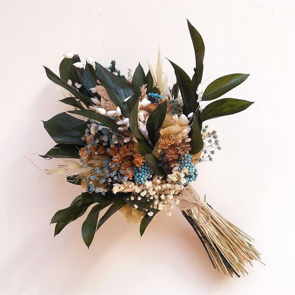 Bouquet de fleurs conservées avec des nuances de bleus (eucalyptus et fleurs sauvages)