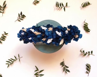 Tocado / semi-corona de flores azul oscuro con toques en blanco y beige // Ocean blue  flower headpiece // bodas, novias e invitadas