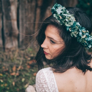 Turquoise blue halo flower crown made of preserved flowers / Corona de flores preservadas en azul aguamarina