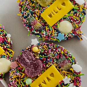 Personalisierter Osterschokoladenlolly, Ostergeschenk für Kinder, Schokoladengeschenk für Kinder, gefüllte Schokoladenplatte, Gastgeschenke,
