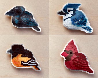 Kruissteekpatroon vogel: kardinaal, blauwe gaai, kraai, wielewaal