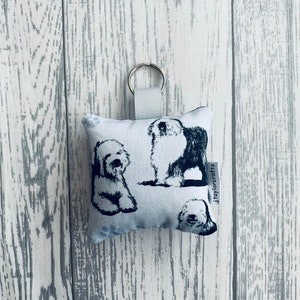 Nyckelring med Old English Sheepdog-tryck ~ Persikofärgad bomullstyg - present till henne, tackpresent, handväska/skolväska-accessoar
