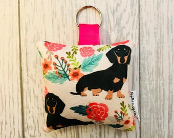 Dachshund Dog Print Keyring - Crème en coton floral tissu- cadeau pour elle, merci cadeau, sac à main / accessoire sac d'école