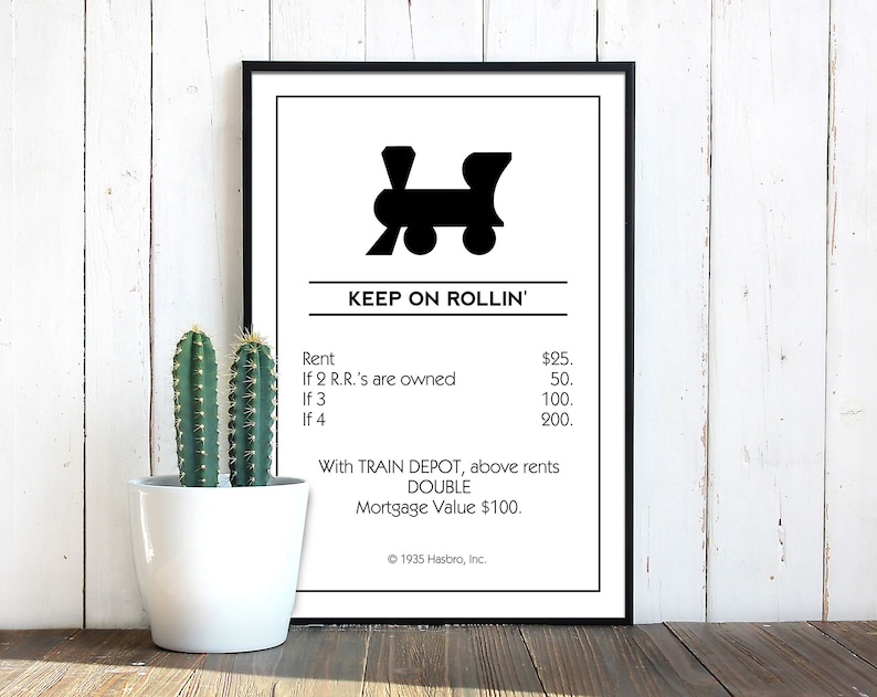 Puede incluir: Ilustraci&oacute;n en blanco y negro de un tren con el texto "KEEP ON ROLLIN'" y una lista de precios de alquiler para la propiedad. El texto tambi&eacute;n incluye "Con DEP&Oacute;SITO DE TRENES, las rentas anteriores se DUPLICAN Valor de la hipoteca &euro; 100. 1935 Hasbro, Inc."