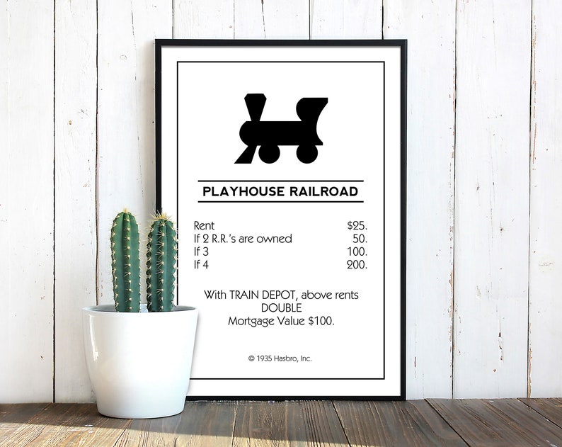 Puede incluir: Ilustraci&oacute;n en blanco y negro de un tren con el texto "Playhouse Railroad". La imagen incluye los precios de alquiler de la propiedad, que van de $ 25 a $ 200. El texto tambi&eacute;n indica que con un dep&oacute;sito de tren, el alquiler se duplica. El valor de la hipoteca es de $ 100.