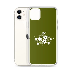 Pu&ograve; includere: Una custodia per telefono bianca con sfondo verde e un design floreale bianco.