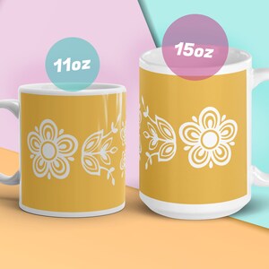 Pu&ograve; includere: Due tazze in ceramica bianca con sfondo giallo e disegni floreali bianchi. La tazza a sinistra &egrave; da 11oz e la tazza a destra &egrave; da 15oz.