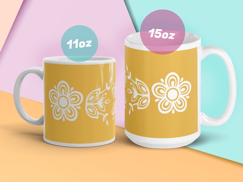 Pu&ograve; includere: Due tazze in ceramica bianca con sfondo giallo e disegni floreali bianchi. La tazza a sinistra &egrave; da 11oz e la tazza a destra &egrave; da 15oz.