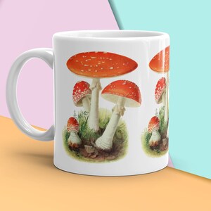 K&ouml;nnte beinhalten: Eine wei&szlig;e Keramik-Tasse mit schwarzem Henkel und dem handgeschriebenen Text "But first, coffee". Die Tasse steht auf einer wei&szlig;en Oberfl&auml;che. F&uuml;r Hei&szlig;getr&auml;nke geeignet.