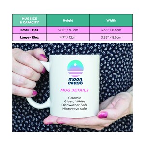 Pu&ograve; includere: Una tazza in ceramica bianca con una grafica blu e rosa di un tramonto e il testo "moon coast". La tazza &egrave; alta 9,8 cm e larga 8,5 cm. &Egrave; lavabile in lavastoviglie e adatta al microonde.
