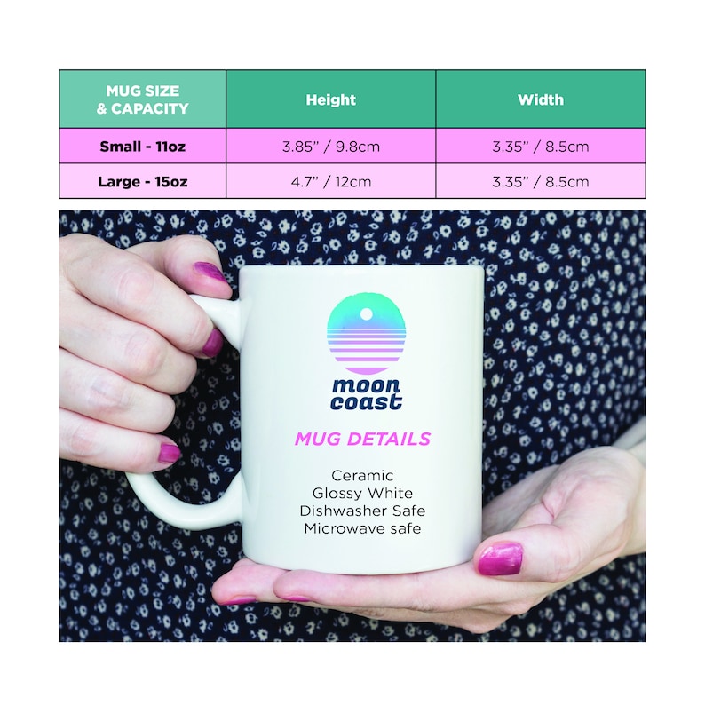 Pu&ograve; includere: Una tazza in ceramica bianca con una grafica blu e rosa di un tramonto e il testo "moon coast". La tazza &egrave; alta 9,8 cm e larga 8,5 cm. &Egrave; lavabile in lavastoviglie e adatta al microonde.