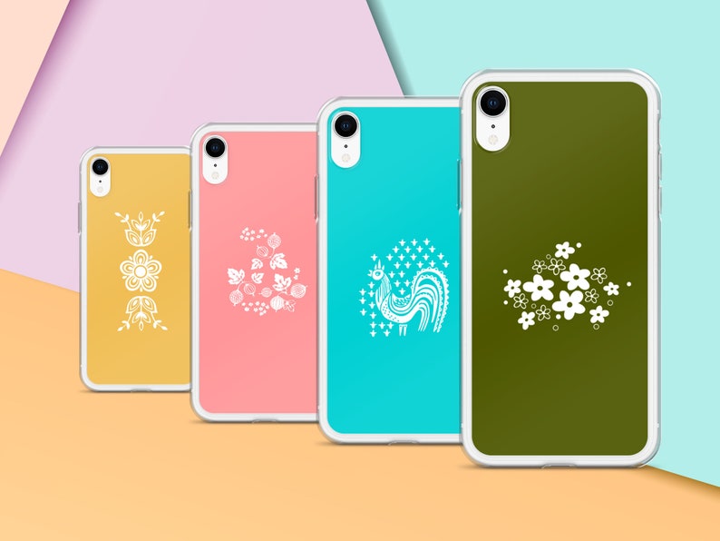 Pu&ograve; includere: Quattro custodie per telefono con diversi design. Le custodie sono trasparenti e hanno un design bianco su sfondo giallo, rosa, blu e verde. I design includono un motivo floreale, un motivo di bacche, un motivo di gallo e un motivo di fiori.