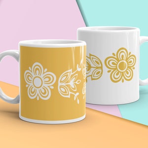 Pu&ograve; includere: Due tazze in ceramica bianca con un design floreale giallo e bianco. La tazza a sinistra ha uno sfondo giallo con fiori e foglie bianche. La tazza a destra ha uno sfondo bianco con un singolo fiore giallo.