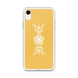 Pu&ograve; includere: Una custodia per telefono trasparente con sfondo giallo e un design floreale bianco. Il design presenta tre fiori stilizzati.