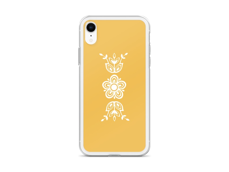 Pu&ograve; includere: Una custodia per telefono trasparente con sfondo giallo e un design floreale bianco. Il design presenta tre fiori stilizzati.