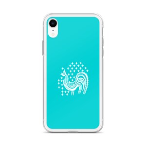 Pu&ograve; includere: Una custodia per iPhone blu turchese con un design a gallo bianco. Il gallo &egrave; circondato da un cerchio di stelle bianche.