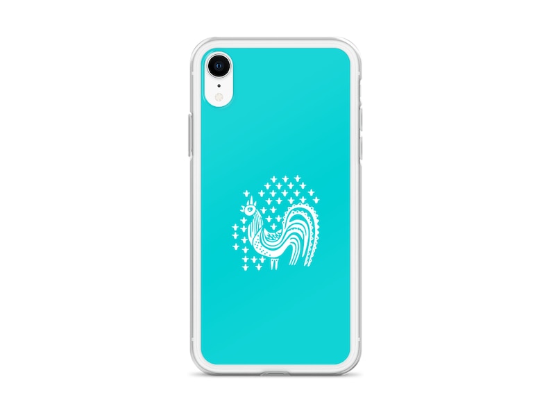 Pu&ograve; includere: Una custodia per iPhone blu turchese con un design a gallo bianco. Il gallo &egrave; circondato da un cerchio di stelle bianche.