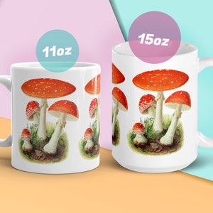 K&ouml;nnte beinhalten: Wei&szlig;e Keramikbecher mit einer botanischen Illustration von rot-wei&szlig; gepunkteten Pilzen. Erh&auml;ltlich in den Gr&ouml;&szlig;en 312g und 425g. Das Design zeigt detaillierte Darstellungen der Pilze mit gr&uuml;nem Gras und einem wei&szlig;en Hintergrund.
