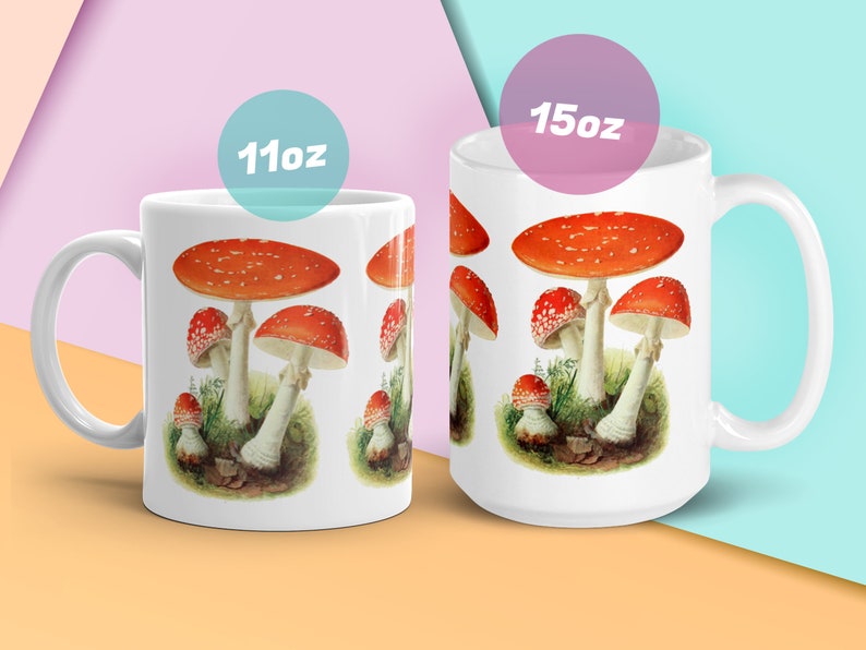 K&ouml;nnte beinhalten: Wei&szlig;e Keramikbecher mit einer botanischen Illustration von rot-wei&szlig; gepunkteten Pilzen. Erh&auml;ltlich in den Gr&ouml;&szlig;en 312g und 425g. Das Design zeigt detaillierte Darstellungen der Pilze mit gr&uuml;nem Gras und einem wei&szlig;en Hintergrund.