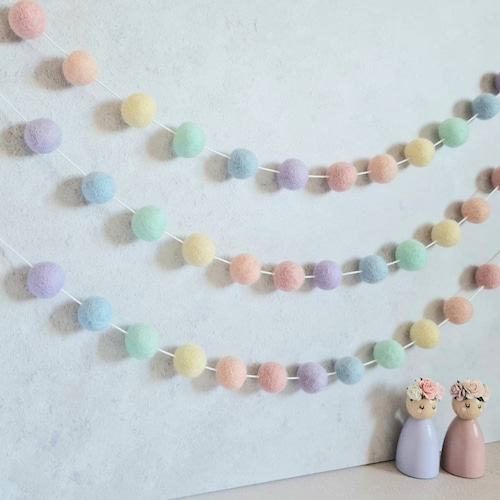 Guirnalda de bolas de fieltro arcoíris en tonos pastel: decoración para habitación infantil de niña, banderines de Pascua.