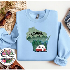 Col ras du cou de camping dans l'état du Wisconsin, carte du Wisconsin, sweat-shirt de camping pour elle, chemise de camping Wisconsin, cadeau de camping pour elle, cadeau de camping pour lui