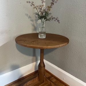 Klein bijzettafeltje: massief eikenhout.