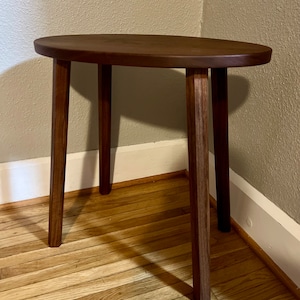 Kleine ovale notenhouten tafel. Gloednieuw, handgemaakt. Massief hout.