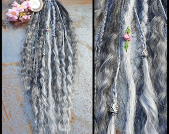 MiJoMade Curly Ponytail Dread Set: 8 DE Dreads auf einem Haargummi