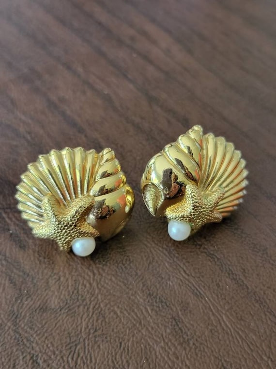 Vintage Avon Seashell Clip Earrings, Gold-Toned Me