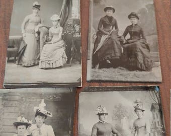 Könnte beinhalten: Fünf antike Schwarzweißfotos von Frauen in verschiedenen Posen. Die Frauen tragen Kleider und Hüte. Einige der Frauen halten Sonnenschirme.